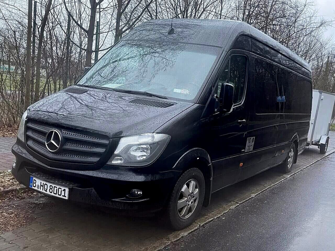 Mercedes Sprinter mit acht Leder-Einzelsitzen